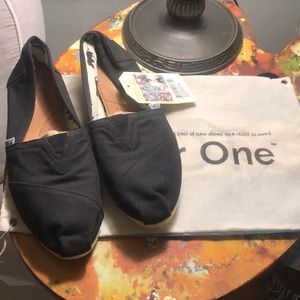 Brand new Classic Toms in black!